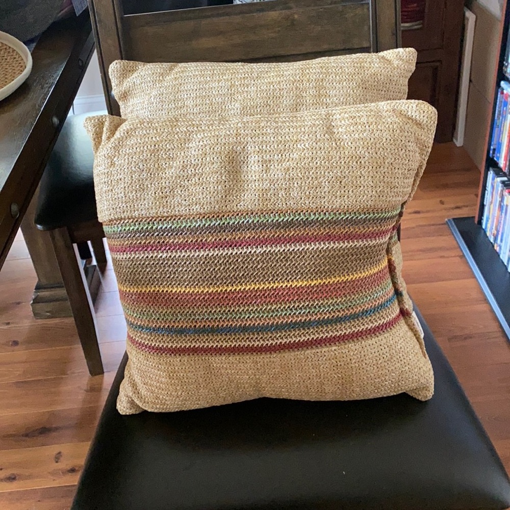2 throw pillows